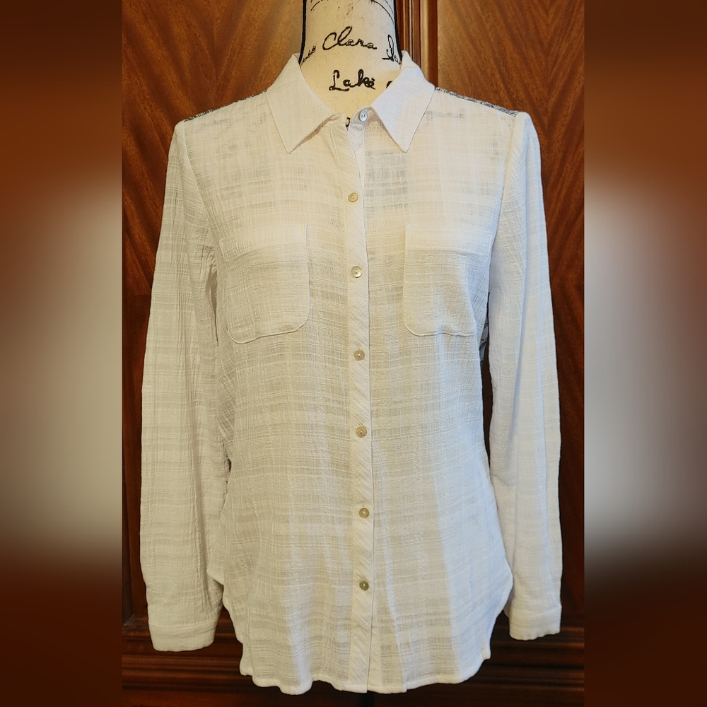 Cupio size M, NWT, bohemian style sheer tunic with flower print back.